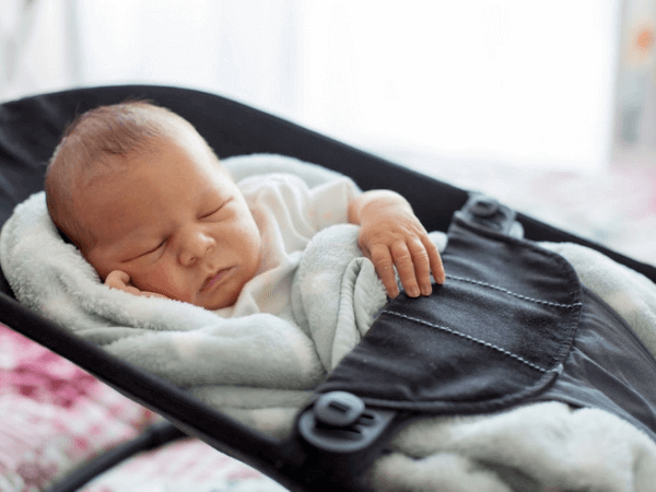bayi tidur di dalam buaian baby