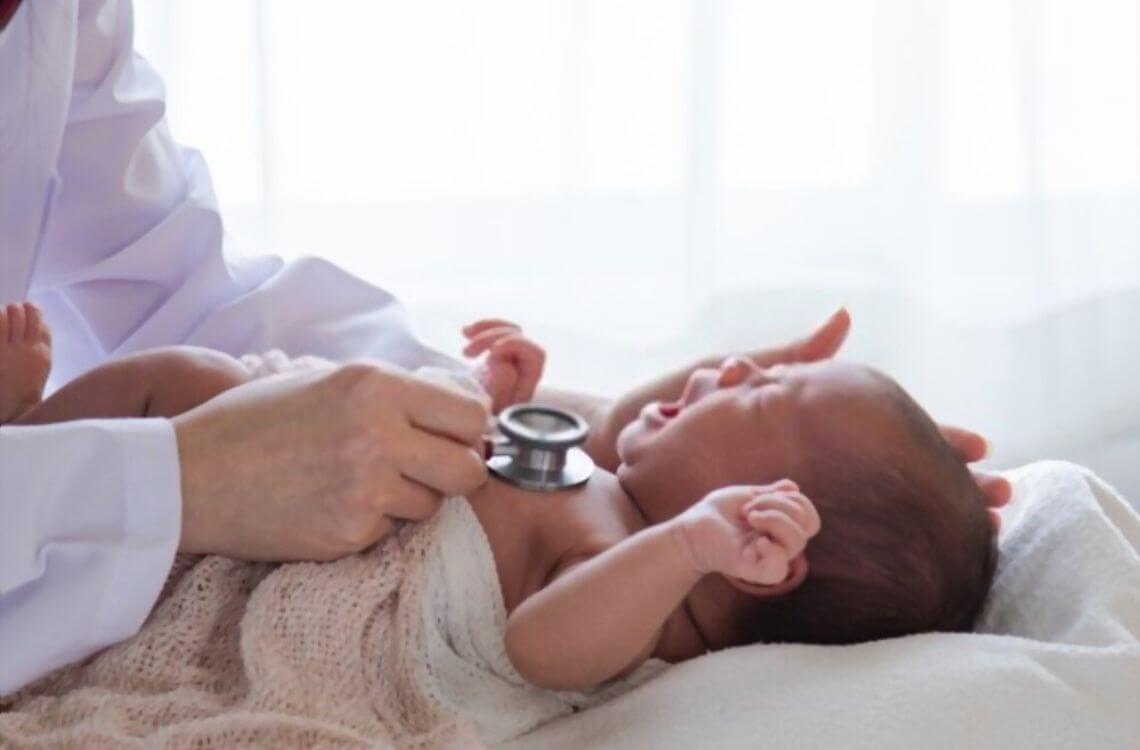bayi dengan Suhu Demam Bayi yang tinggi harus dirawat oleh doktor