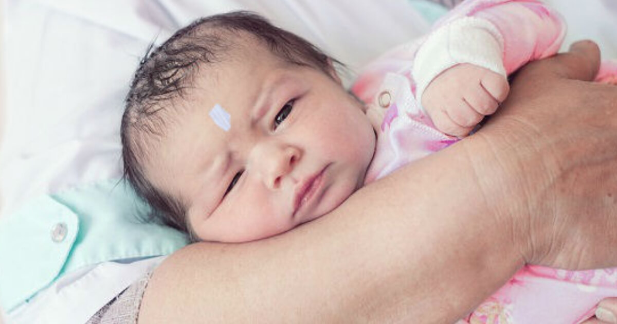 tisu basah di dahi bayi sebagai cara hilangkan sedu bayi