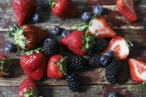 buah strawberi dan blackberry sebagai makanan pantang