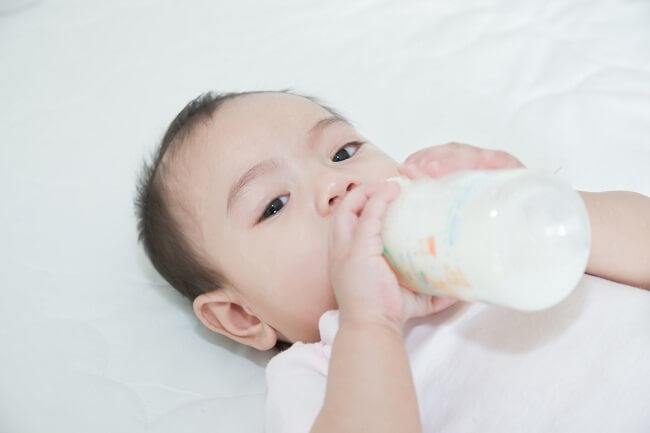 cara sendawakan bayi menyusu menggunakan botol