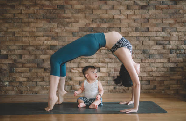 ibu buat yoga depan anak