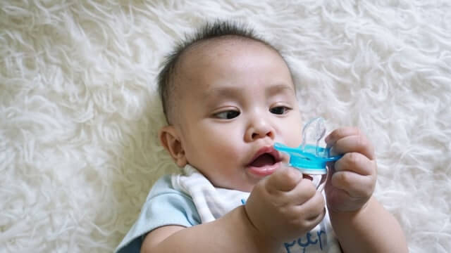 beri pacifier sebagai salah satu cara hilangkan sedu bayi