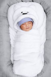 bayi tidur dalam bedung bayi
