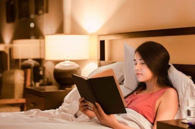 membaca buku sebelum tidur