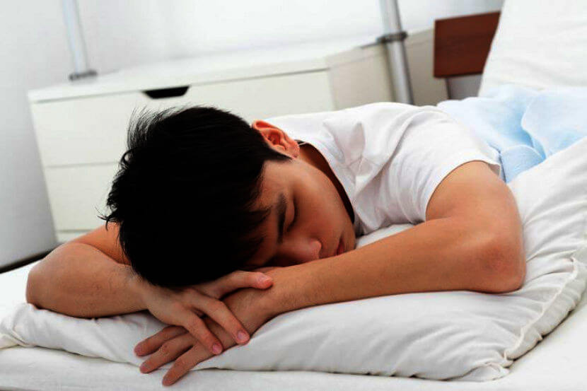 lelaki tidur meniarap tidak digalakkan sebagai cara mudah tidur