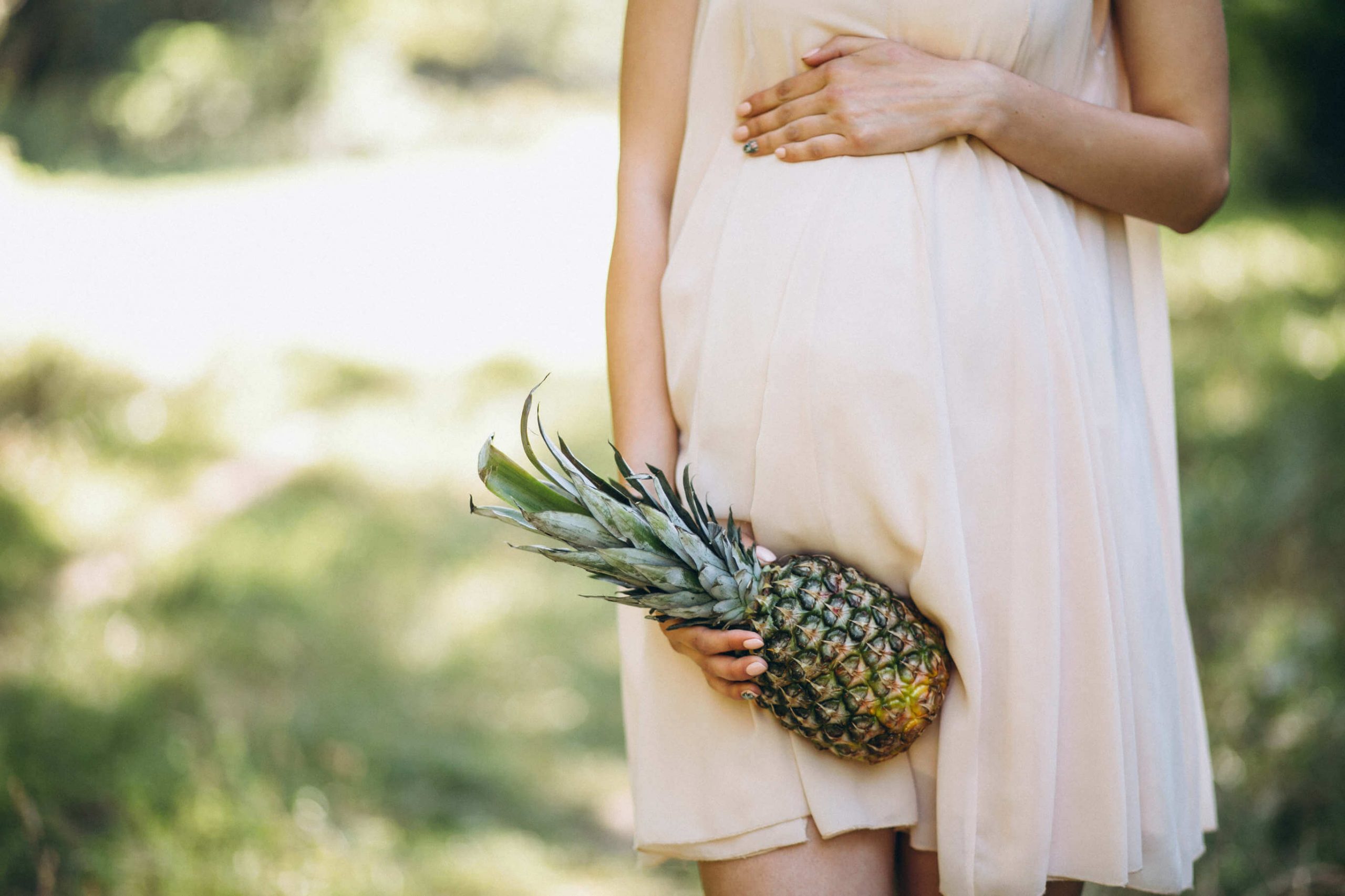 ibu hamil pegang nanas