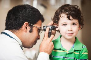 doktor memeriksa telinga kanak kanak