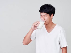 lelaki minum susu soya