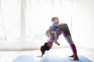 ibu dan anak buat yoga