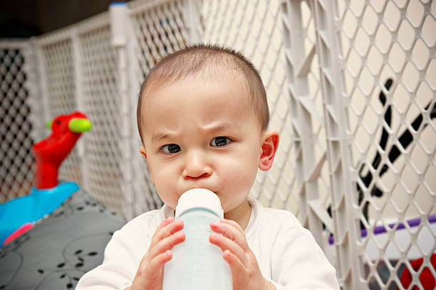perkembangan bayi 5 bulan memegang botol susu