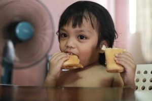 anak makan roti