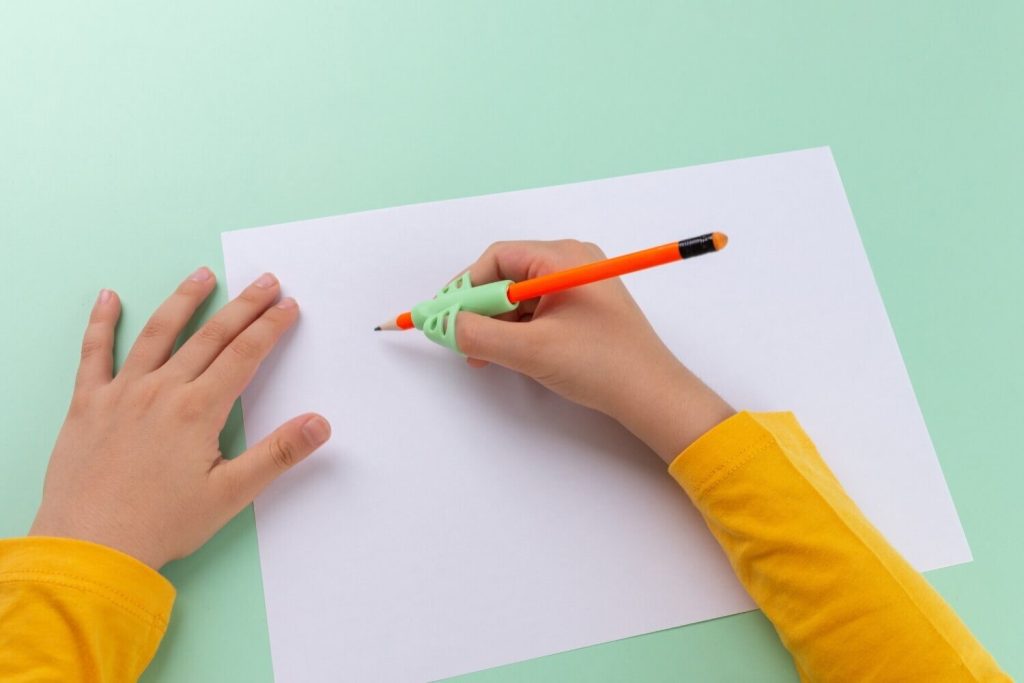 pencil grip sebagai alat untuk mengajar anak cara pegangan pensel