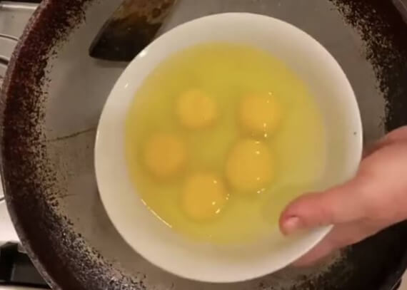 pecahkan telur (resepi nasi goreng viral)