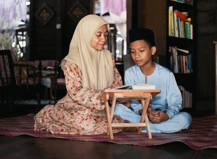 ibu mengajar anak membaca al-quran