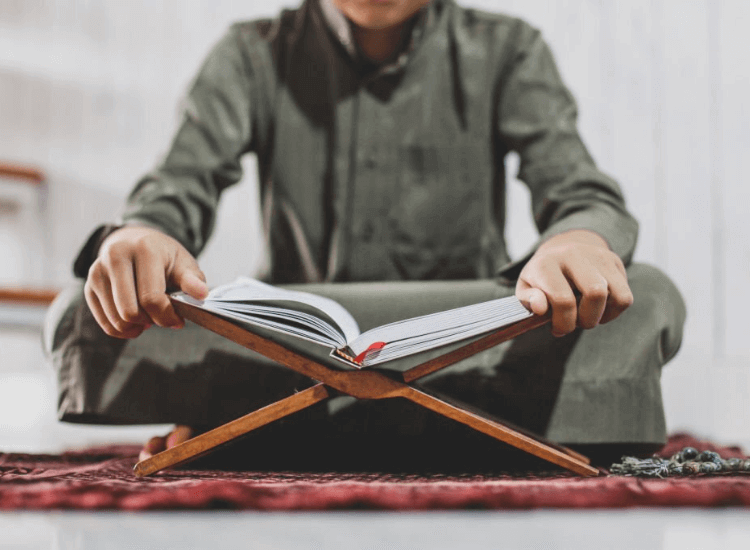 lelaki membaca al-quran