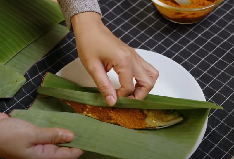 balut ikan dengan daun pisang