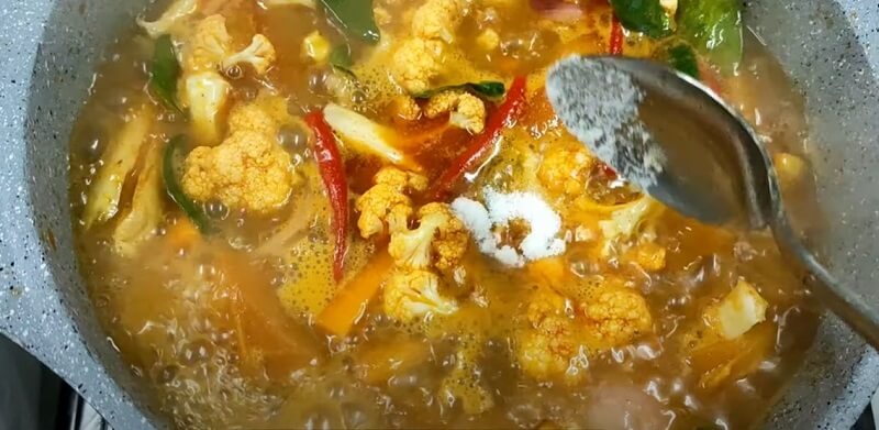 perasakan dengan garam untuk resepi tomyam ayam