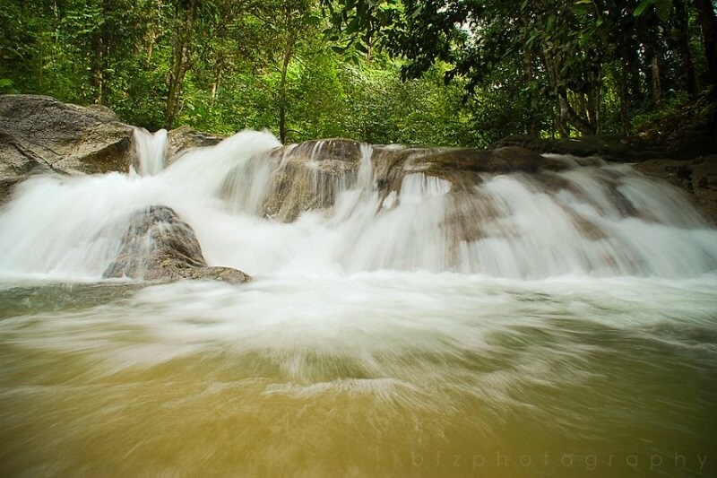 air terjun tebing tinggi