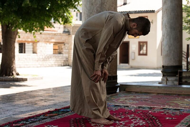 lelaki sedang solat