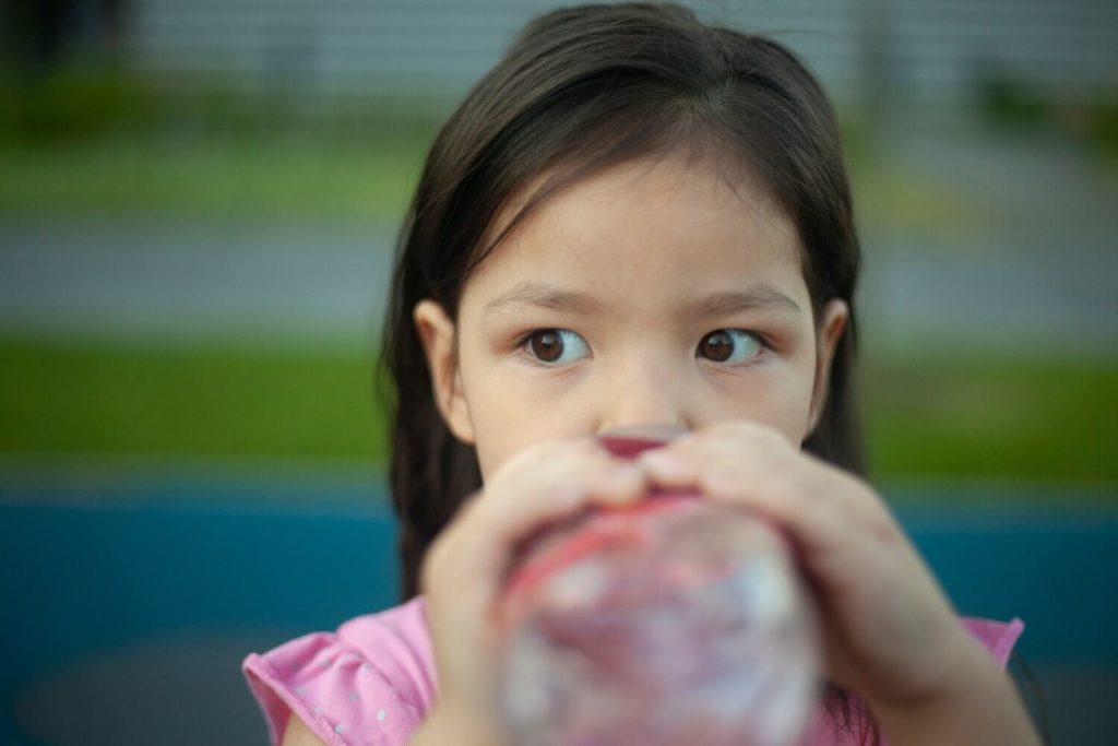 anak kecil minum air secukupnya untuk mengelak strok haba