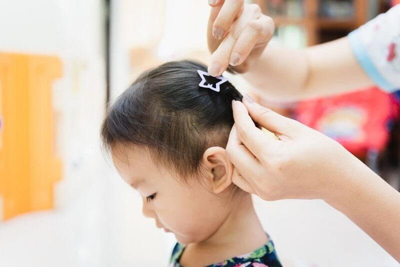 menggunakan aksesori yang sesuai juga merupakan tips penjagaan rambut anak