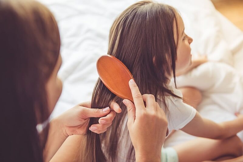 mak sikat rambut anak perempuan semasa kering juga merupakan tips penjagaan rambut
