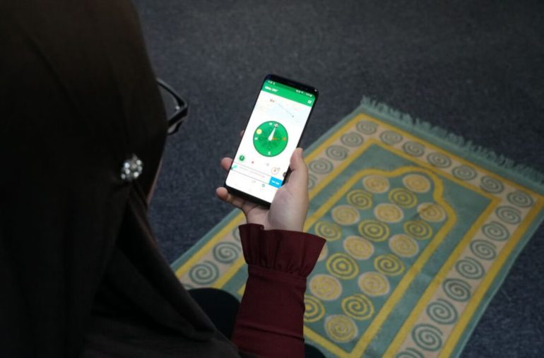 mencari arah kiblat di rumah