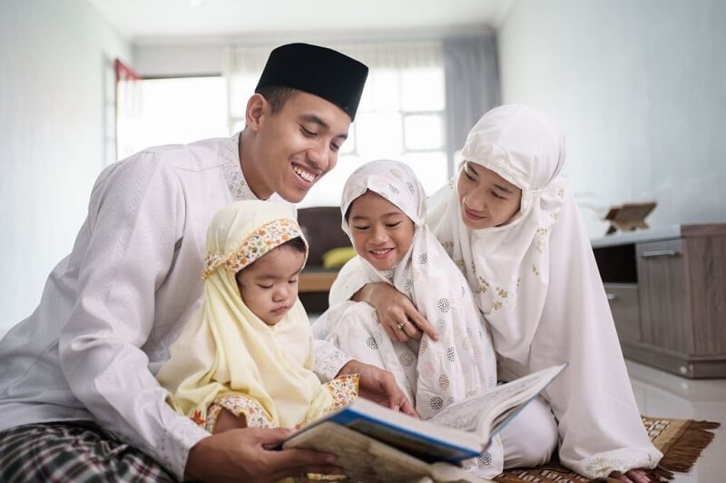 ayah sedang praktikkan cara mengajar anak solat dan baca al-quran