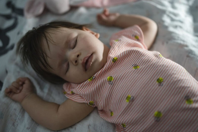 cara tidurkan bayi di tempat tidur yang selesa