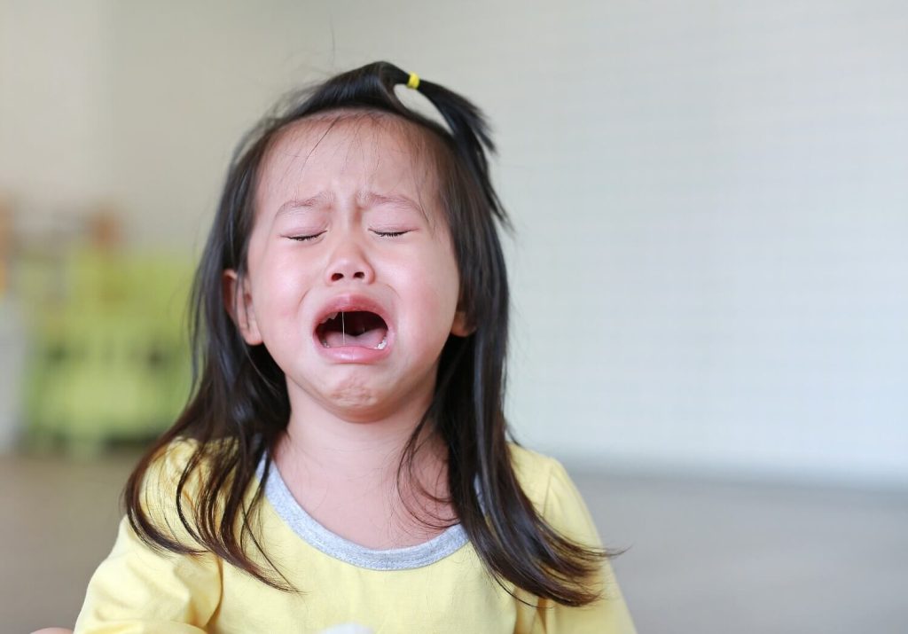 budak perempuan menangis kerana separation anxiety