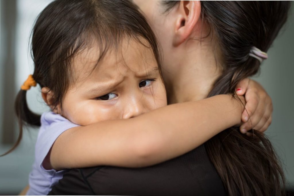 anak perempuan memeluk mak kerana separation anxiety