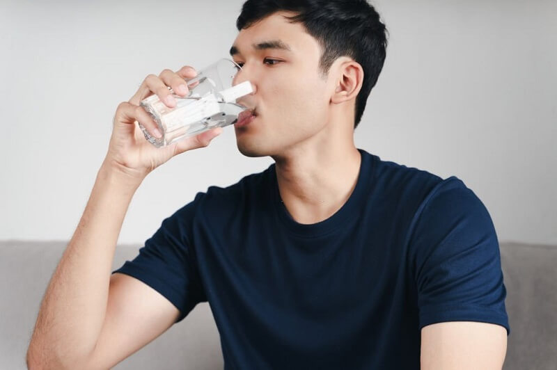 Cara Hilangkan Hidung Tersumbat minum air kosong