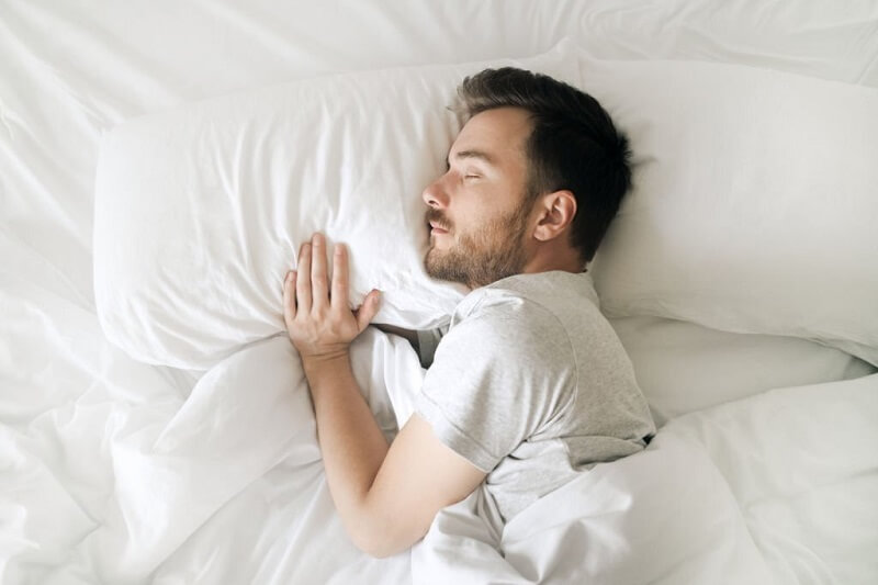 Cara Hilangkan Hidung Tersumbat tidur bantal tinggi