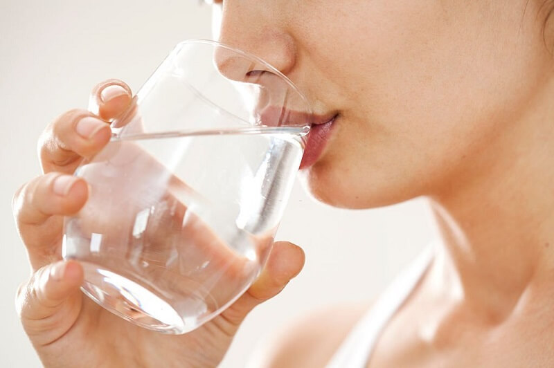 Cara Hilangkan Jerawat minum air