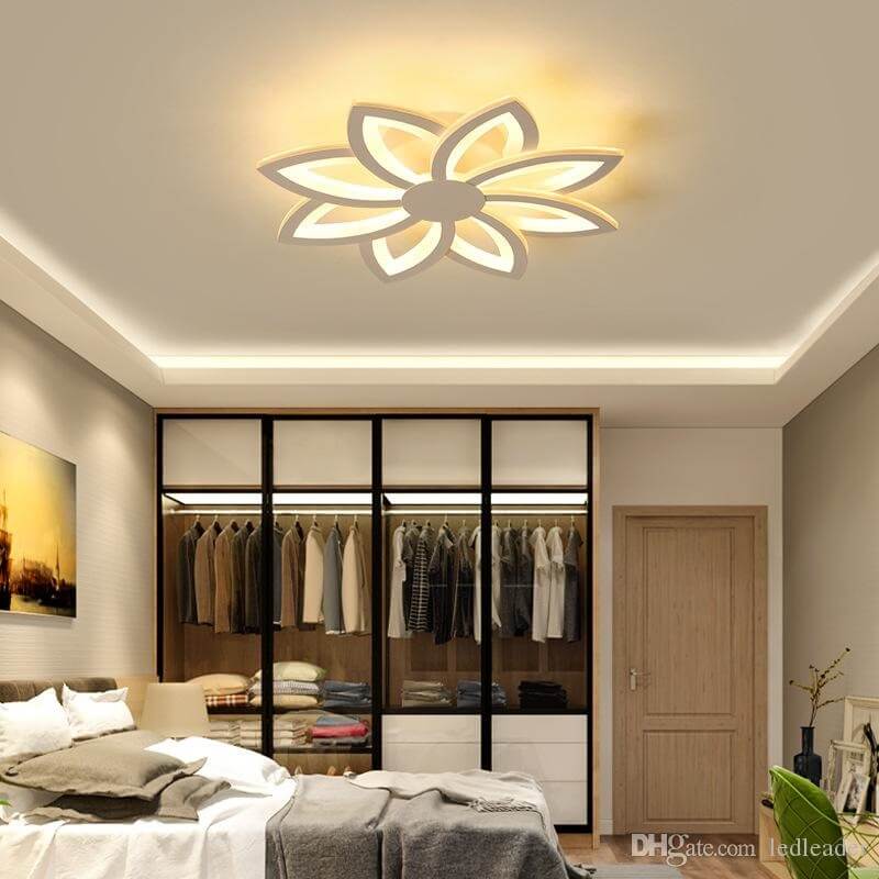 bilik tidur yang cantik dengan lampu di siling