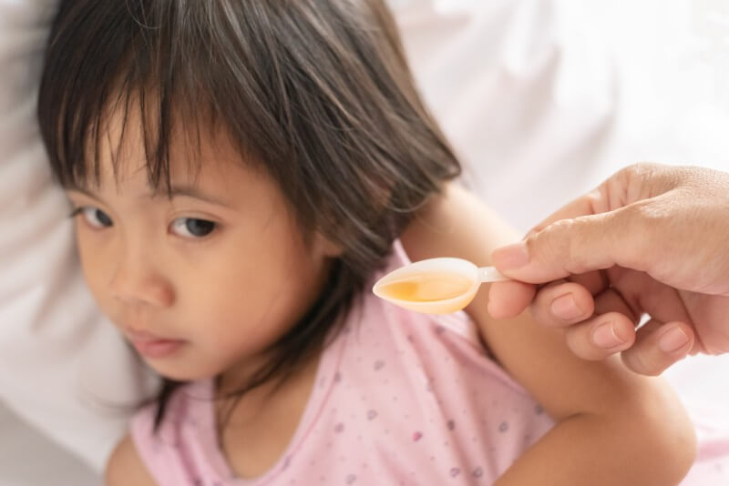 budak perempuan tidak mahu makan ubat batuk dan selesema