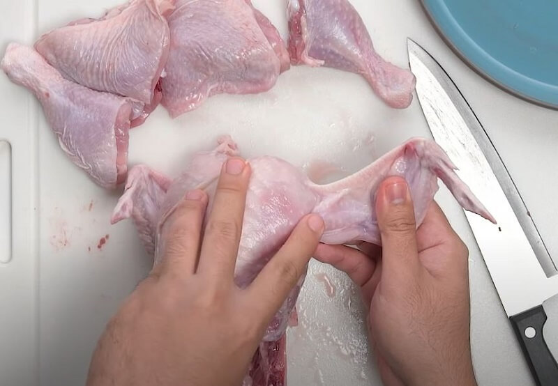 angkat bahagian sayap dan cari sendi cara potong ayam