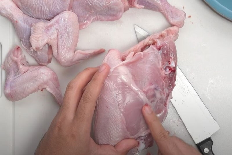 cari jaluran lemak di bahagian sisi ayam cara potong ayam