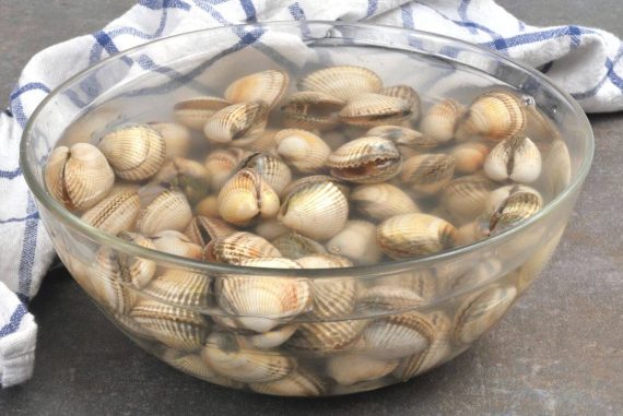 cara bersihkan kerang yang berkesan