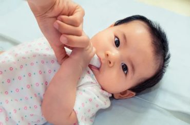 cara bersihkan lidah bayi