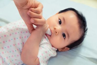 cara bersihkan lidah bayi