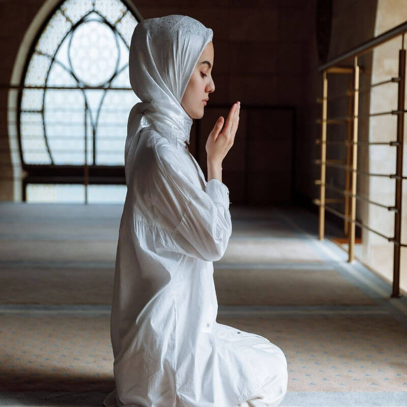 wanita sedang berdoa