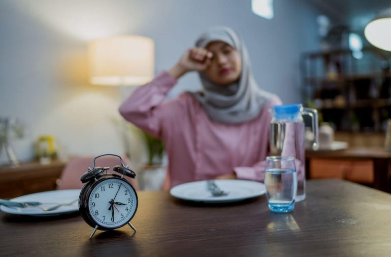 kanak-kanak perempuan mengantuk semasa sahur