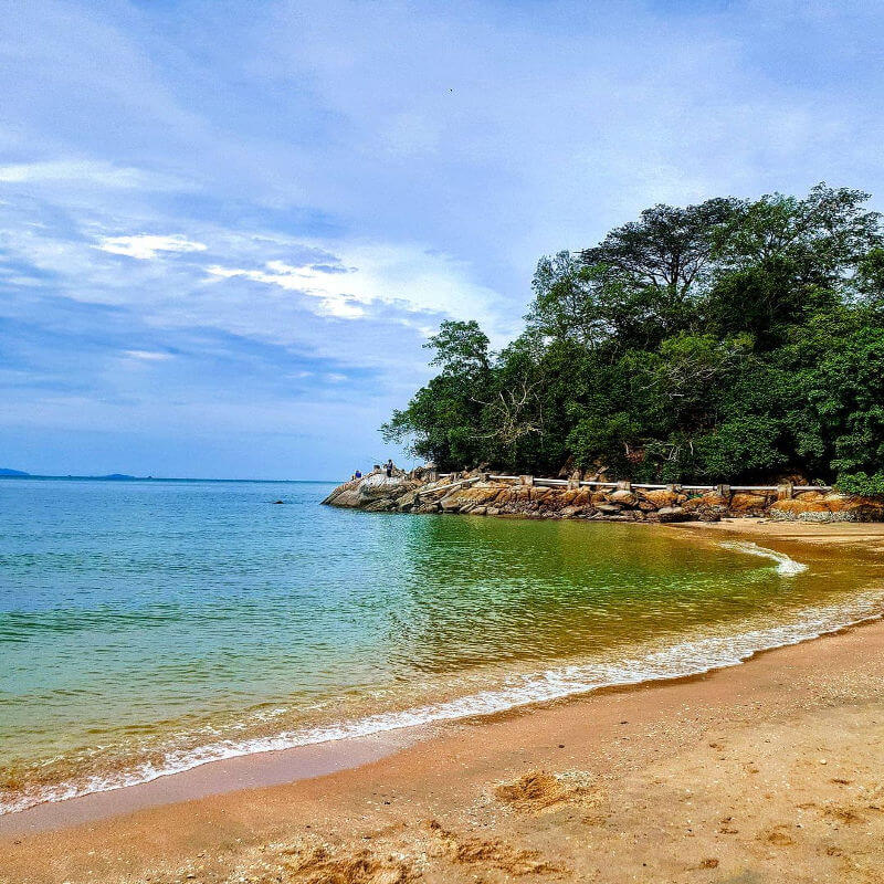 pantai teluk batik