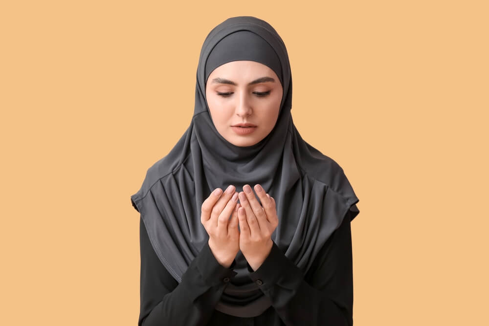 wanita membaca doa hilangkan stress dan tekanan