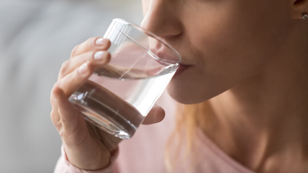 wanita minum air antara petua hentikan haid berpanjangan