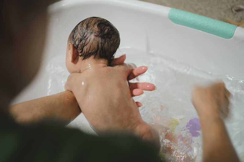 cara mandikan bayi baru lahir