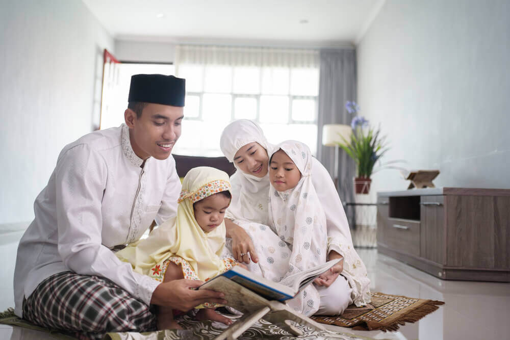 sebuah keluarga membaca Al-Quran