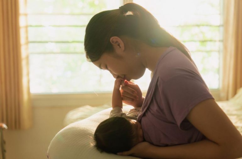 wanita mencuba cara keluarkan susu badan